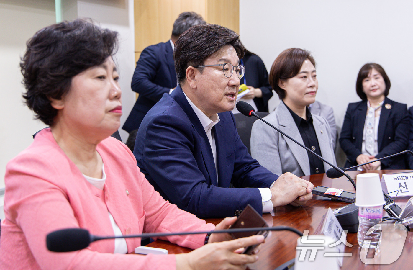 (서울=뉴스1) 이재명 기자 = 권성동 국민의힘 공동선대위원장이 15일 오후 서울 여의도 국회 의원회관에서 열린 국민통합위원회 발대식에서 축사를 하고 있다. 2025.5.15/뉴스 …