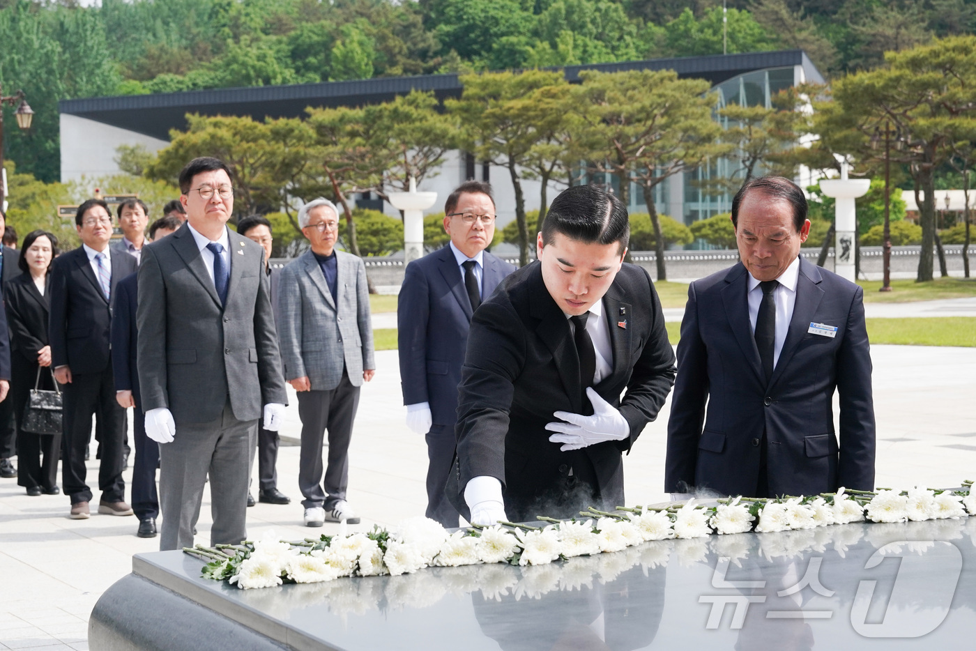 (광주=뉴스1) = 김이수 학교법인 조선대 이사장과 김춘성 조선대 총장, 임채효 총학생회장 등이 15일 광주 북구 국립 5·18민주묘지를 참배하고 있다.(조선대 제공. 재배포 및 …