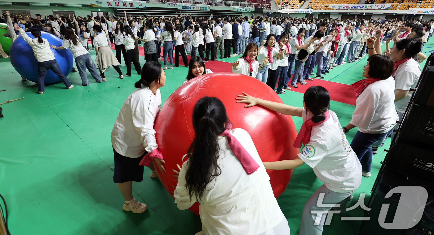 (서울=뉴스1) 이동해 기자 = 15일 서울 성북구 고려대학교 화정체육관에서 열린 '서울시 사회복지관의날 기념 올☆픽'에서 참석자들이 지구나르기 게임을 하고 있다. 2025.5.1 …