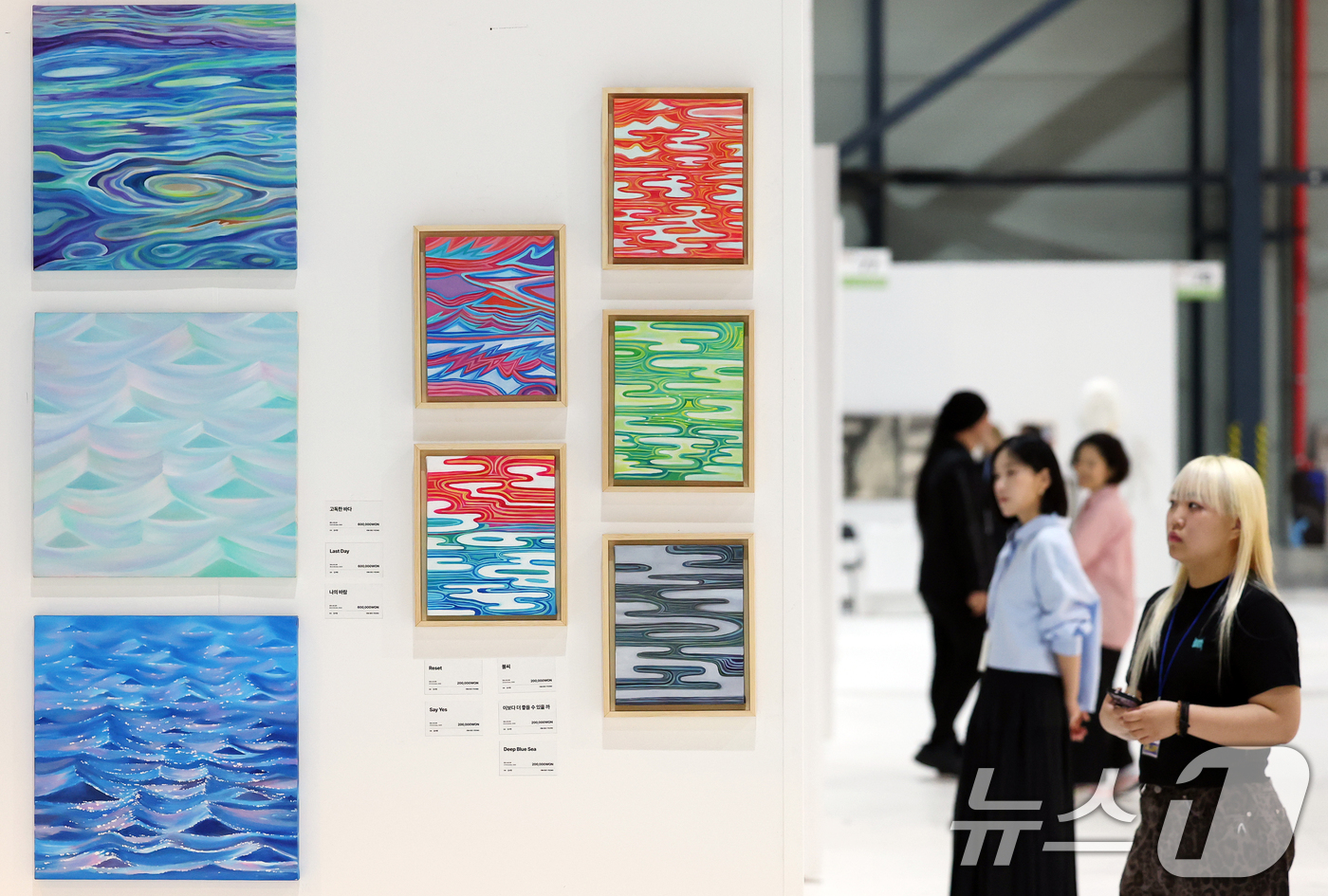 (서울=뉴스1) 오대일 기자 = 15일 오후 서울 강남구 세텍(SETEC)에서 열린 2025 서울 아트페어에서 관람객들이 전시 작품을 감상하고 있다.국내외 현대미술 트렌드와 함께 …