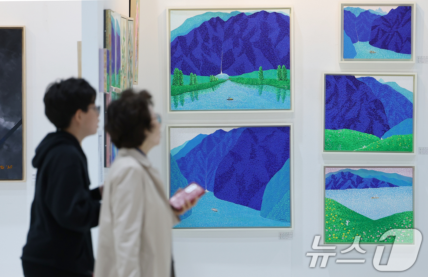 (서울=뉴스1) 오대일 기자 = 15일 오후 서울 강남구 세텍(SETEC)에서 열린 2025 서울 아트페어에서 관람객들이 전시 작품을 감상하고 있다.국내외 현대미술 트렌드와 함께 …