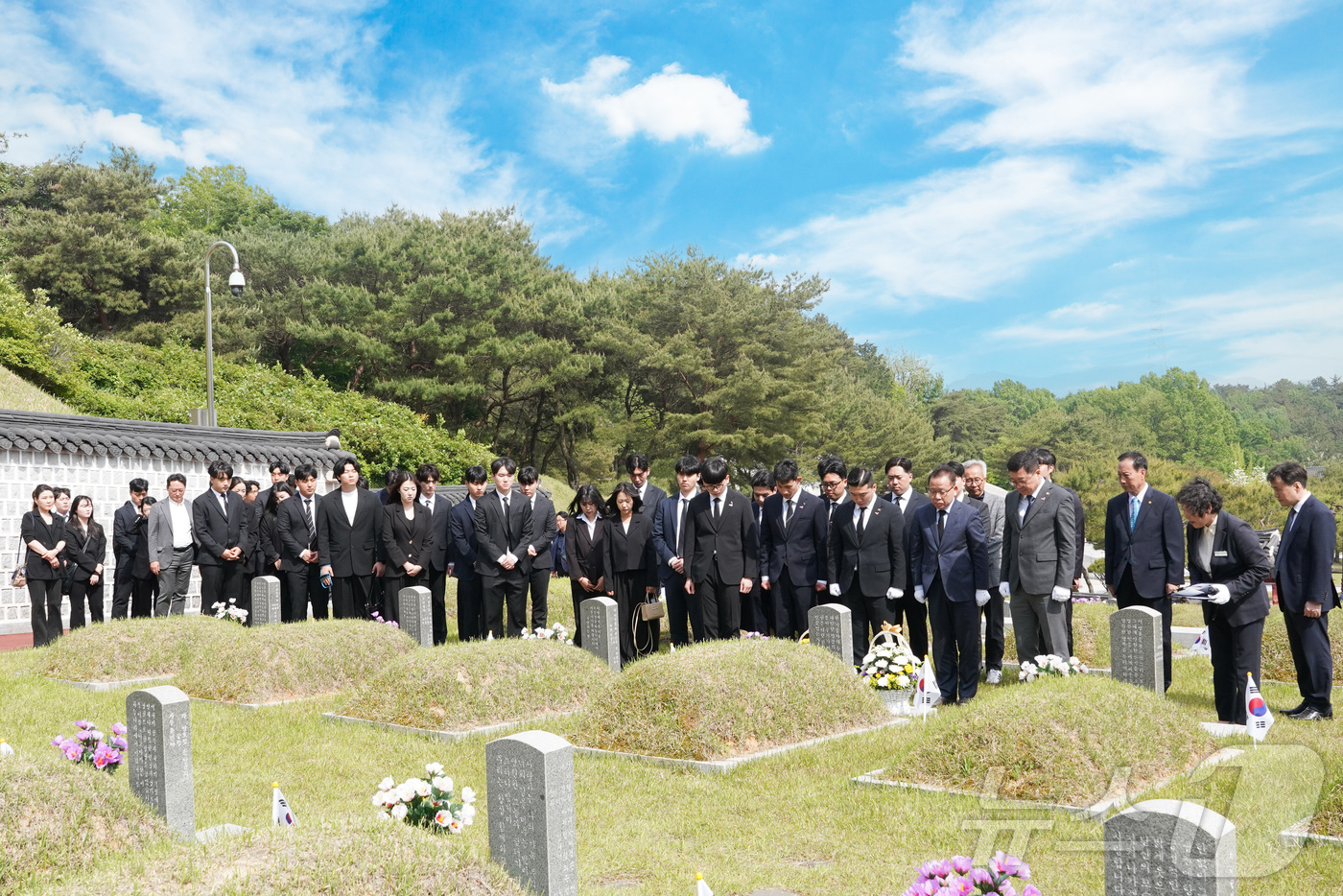 (광주=뉴스1) = 김이수 학교법인 조선대 이사장과 김춘성 조선대 총장, 임채효 총학생회장 등이 14일 광주 북구 국립 5·18민주묘지를 참배하고 있다.(조선대 제공. 재배포 및 …