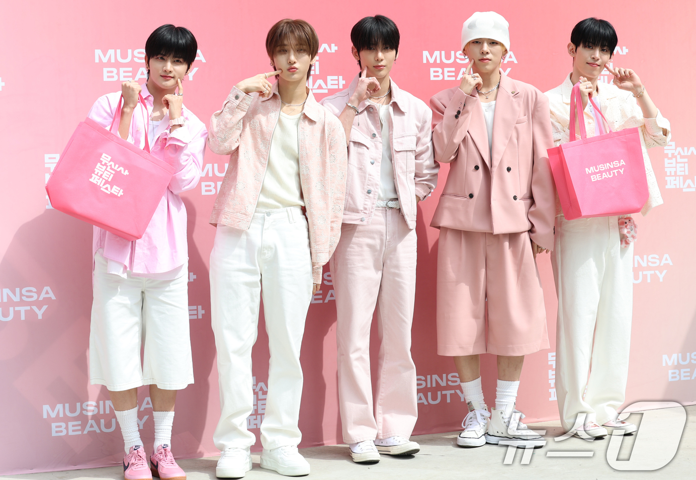 (서울=뉴스1) 권현진 기자 = 그룹 나우어데이즈가 15일 오후 서울 성동구 무신사 스퀘어 성수4에서 열린 2025 무신사 뷰티 페스타 팝업 스토어 오픈 행사에 참석해 포즈를 취하 …