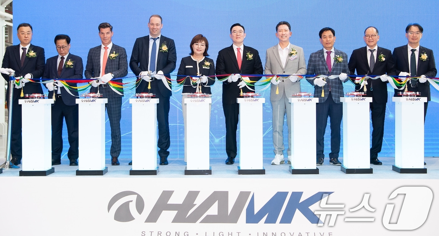 (구미=뉴스1) 정우용 기자 = 15일 열린 하이엠케이 구미공장 준공식에서 김장호 구미시장(오른쪽 네번째)이 LS전선 구본규 대표이사, 하이엠케이 조정우 대표이사 등 내빈들과 테이 …