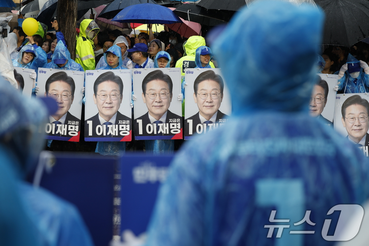 (순천=뉴스1) 안은나 기자 = 15일 오후 전남 순천시 연향동 패션의 거리에서 이재명 대통령후보의 선거운동원들이 지지를 호소하고 있다. 2025.5.15/뉴스1