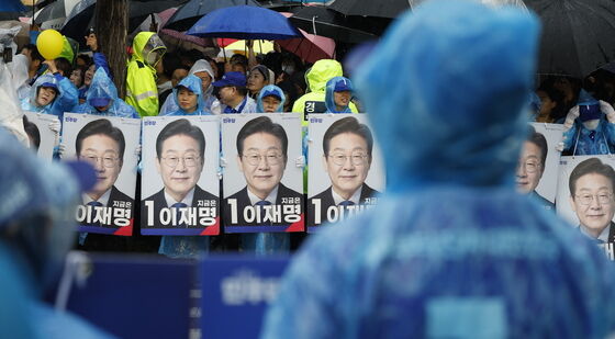 '빗속 선거운동'
