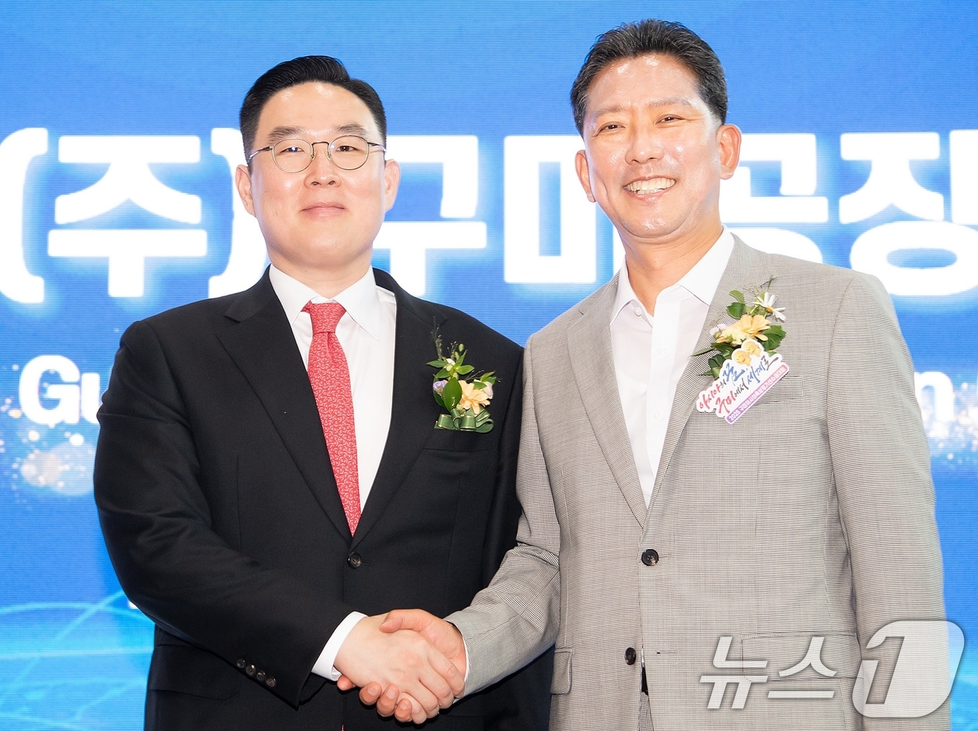 (구미=뉴스1) 정우용 기자 = 15일 열린 하이엠케이 구미공장 준공식에서 김장호 구미시장(오른쪽)이 구본규 LS전선 대표이사와 악수하고 있다. (구미시 제공. 재판매 및 DB금지 …