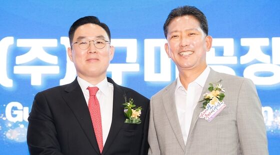 하이엠케이 구미공장 준공식서 악수하는 김장호 구미시장