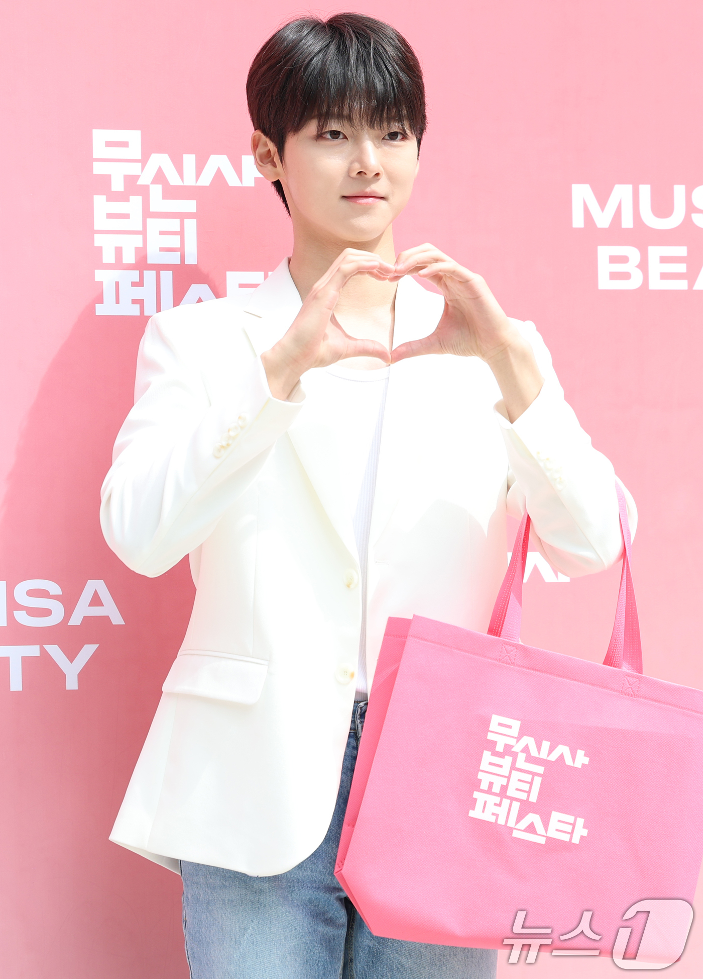 (서울=뉴스1) 권현진 기자 = 배우 박도하가 15일 오후 서울 성동구 무신사 스퀘어 성수4에서 열린 2025 무신사 뷰티 페스타 팝업 스토어 오픈 행사에 참석해 포즈를 취하고 있 …