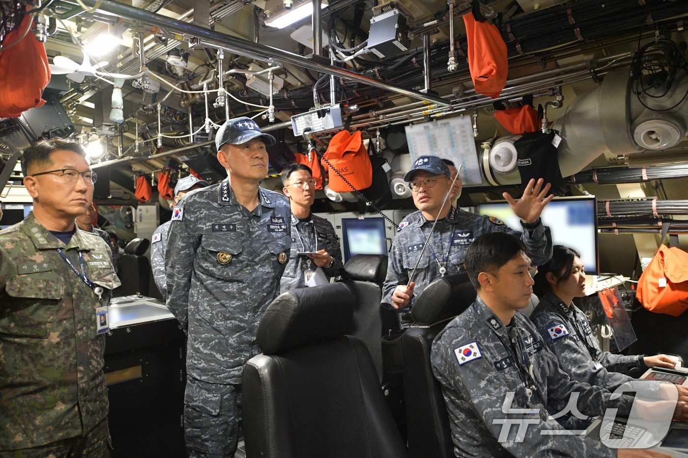 (서울=뉴스1) = 김명수 합참의장이 15일 도산안창호함에서 작전현황을 보고받고 있다.  (합동참모본부 제공. 재판매 및 DB 금지) 2025.5.15/뉴스1