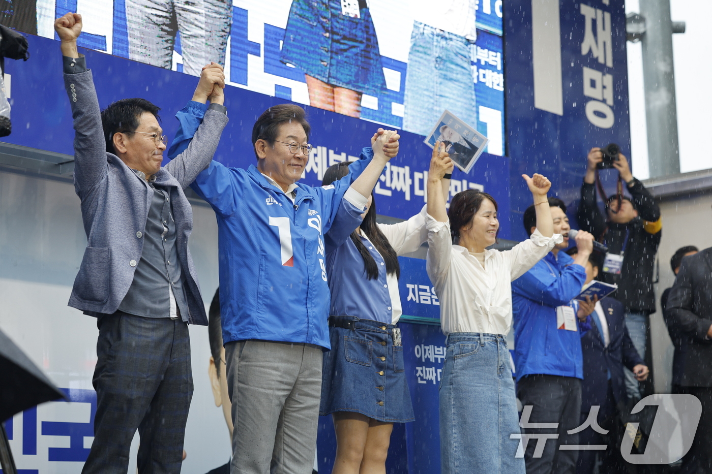 (순천=뉴스1) 안은나 기자 = 이재명 더불어민주당 대통령 후보가 '이순신 호국 벨트' 유세차 15일 오후 전남 순천시 연향동 패션의 거리를 찾아 지지를 호소하고 있다. 2025. …