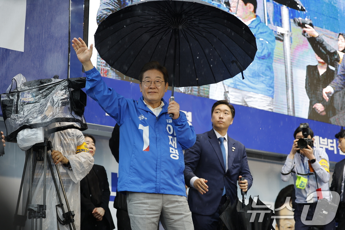 (서울=뉴스1) 안은나 기자 = 이재명 더불어민주당 대통령 후보가 '이순신 호국 벨트' 유세차 15일 오후 전남 순천시 연향동 패션의 거리를 찾아 지지자들을 향해 인사하고 있다. …