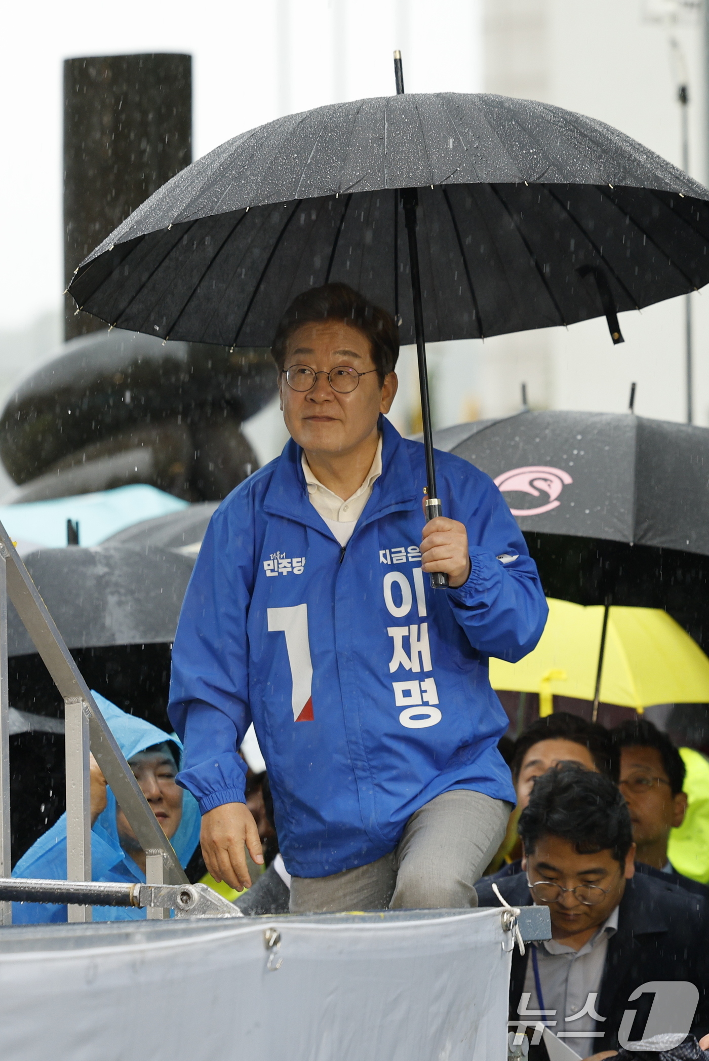 (순천=뉴스1) 안은나 기자 = 이재명 더불어민주당 대통령 후보가 '이순신 호국 벨트' 유세차 15일 오후 전남 순천시 연향동 패션의 거리를 찾아 연설을 위해 단상을 오르고 있다. …