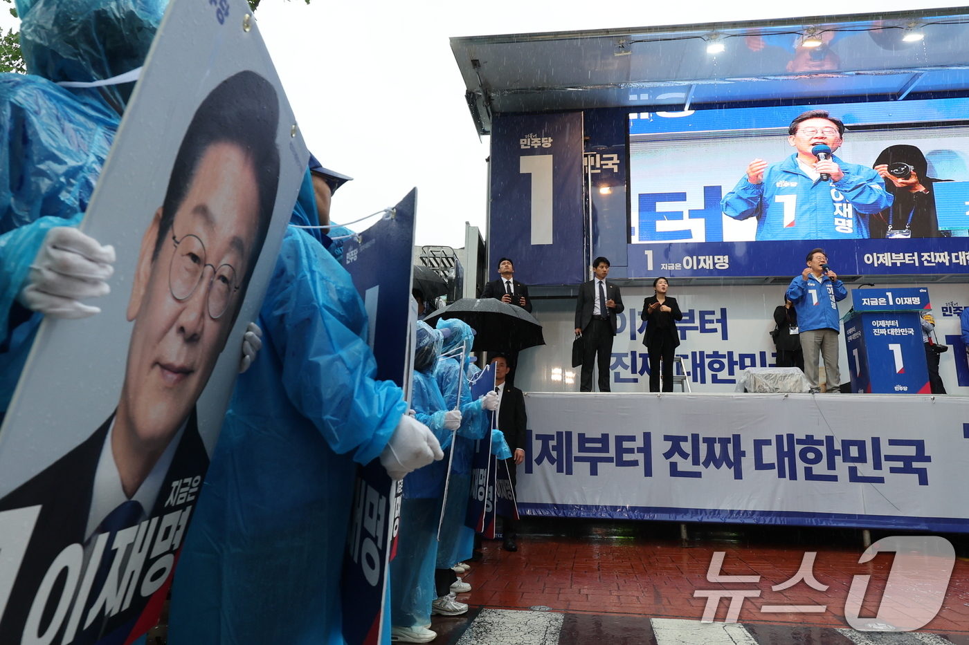 (순천=뉴스1) 안은나 기자 = 이재명 더불어민주당 대통령 후보가 '이순신 호국 벨트' 유세차 15일 오후 전남 순천시 연향동 패션의 거리를 찾아 지지를 호소하고 있다. 2025. …