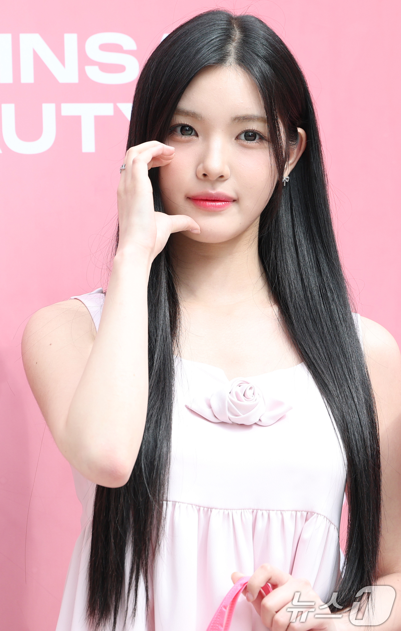 (서울=뉴스1) 권현진 기자 = 하츠투하츠(HARTS2HEARTS) 유하가 15일 오후 서울 성동구 무신사 스퀘어 성수4에서 열린 2025 무신사 뷰티 페스타 팝업 스토어 오픈 행 …