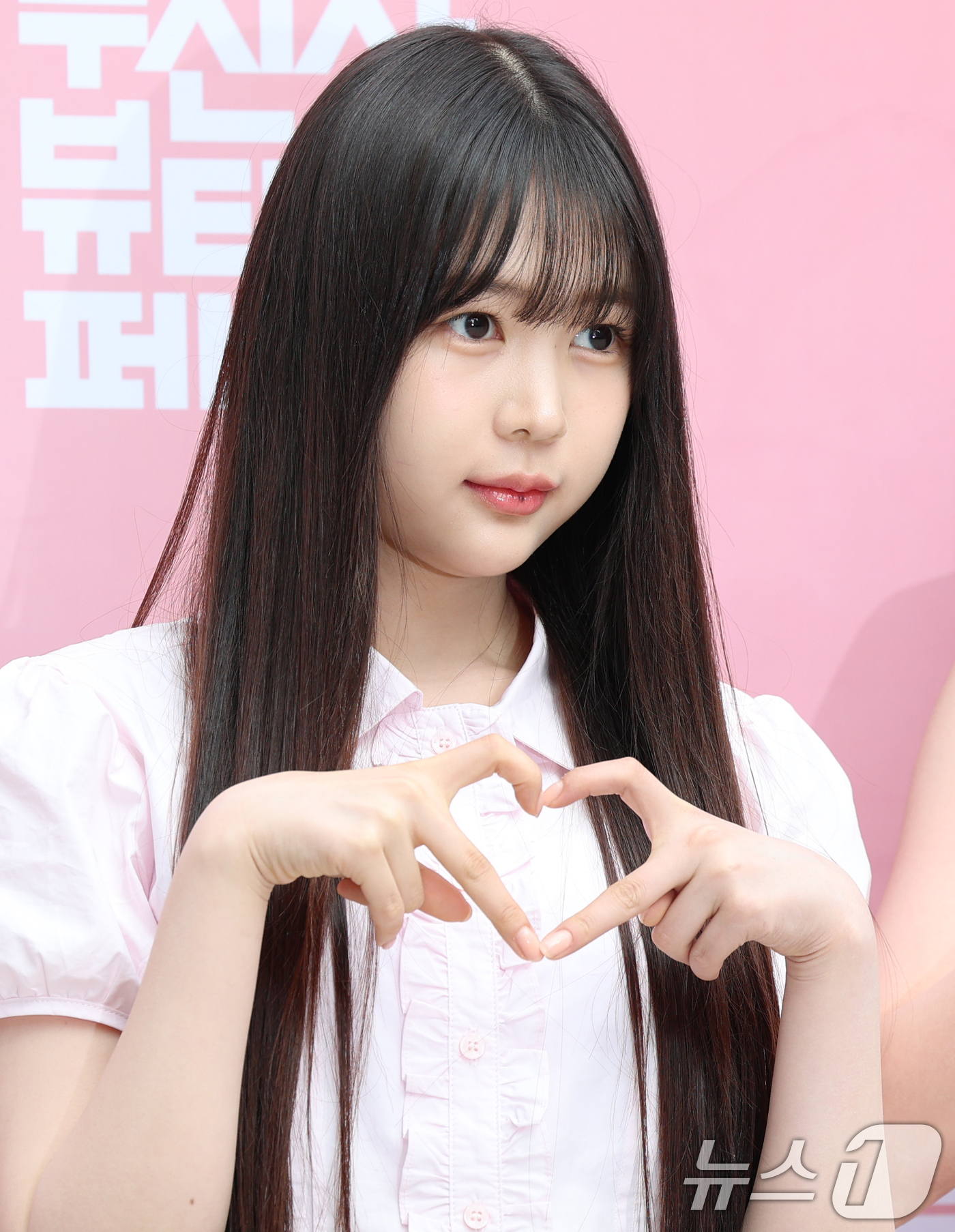 (서울=뉴스1) 권현진 기자 = 하츠투하츠(HARTS2HEARTS) 예온이 15일 오후 서울 성동구 무신사 스퀘어 성수4에서 열린 2025 무신사 뷰티 페스타 팝업 스토어 오픈 행 …