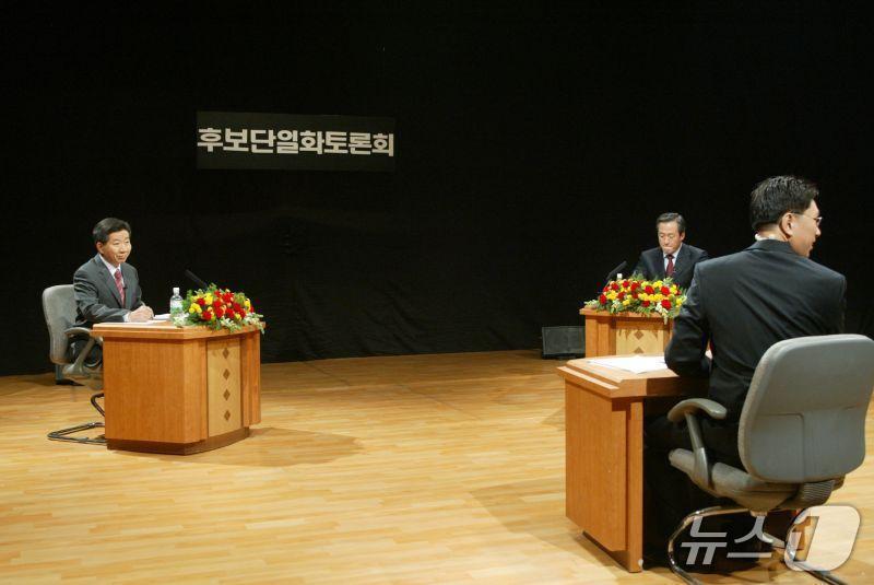 본문 이미지 - 2002년 11월 후보 단일화 토론에 나선 노무현 전 대통령의 모습. &#40;사람사는세상 노무현재단 제공&#41;