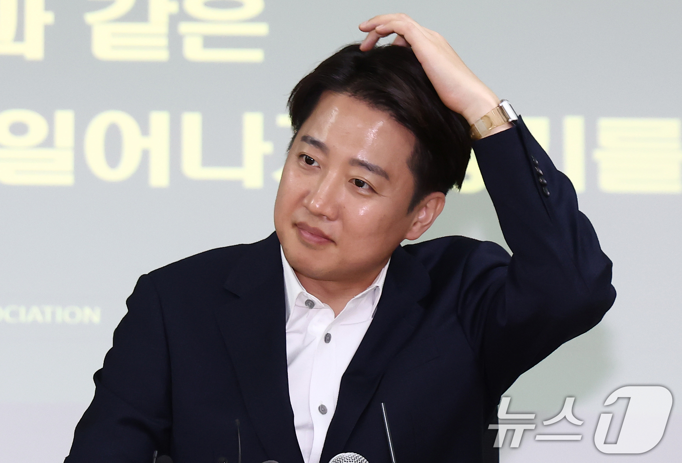 (서울=뉴스1) 김민지 기자 = 이준석 개혁신당 대통령 후보가 스승의 날인 15일 서울역 공간모아에서 열린 '서이초 사건과 같은 비극이 다시는 일어나지 않기를' 대한초등교사협회 간 …