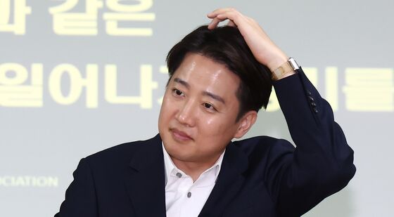 머리 만지는 이준석