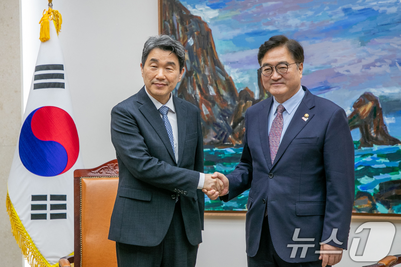 (서울=뉴스1) 국회사진취재단 = 우원식 국회의장이 15일 오후 서울 여의도 국회에서 이주호 대통령 권한대행 부총리 겸 교육부장관을 접견하고 있다.   2025.5.15/뉴스1