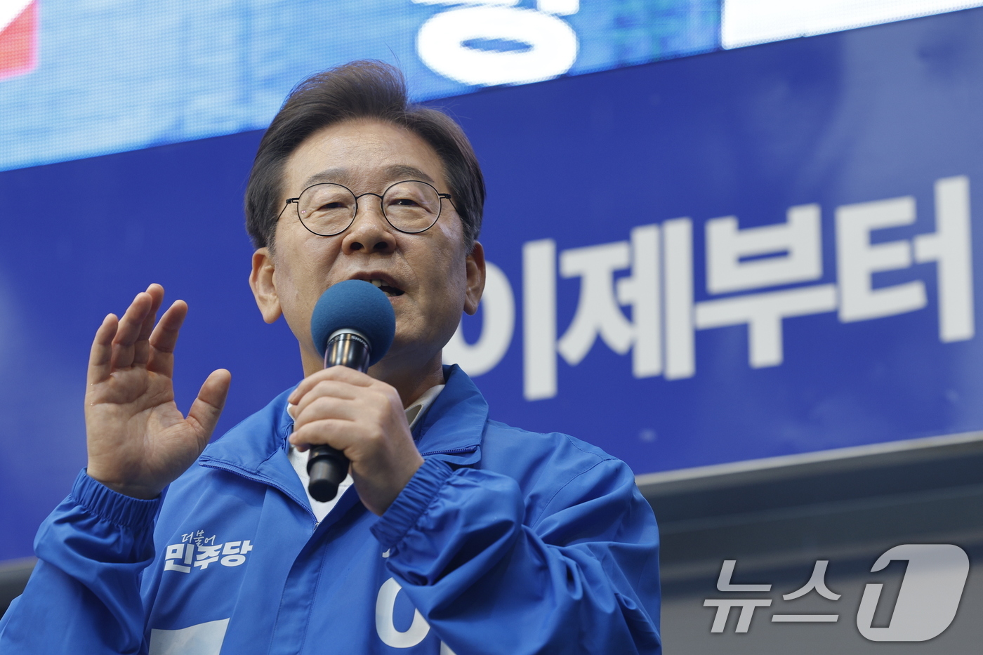 (순천=뉴스1) 안은나 기자 = 이재명 더불어민주당 대통령 후보가 '이순신 호국 벨트' 유세차 15일 오후 전남 순천시 연향동 패션의 거리를 찾아 지지를 호소하고 있다. 2025. …