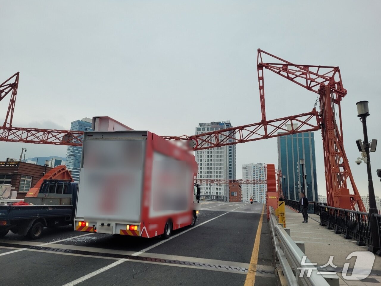 본문 이미지 - 15일 오전 부산 영도대교 선거유세 차량 사고 현장.&#40;영도경찰서 제공. 재판매 및 DB 금지&#41;
