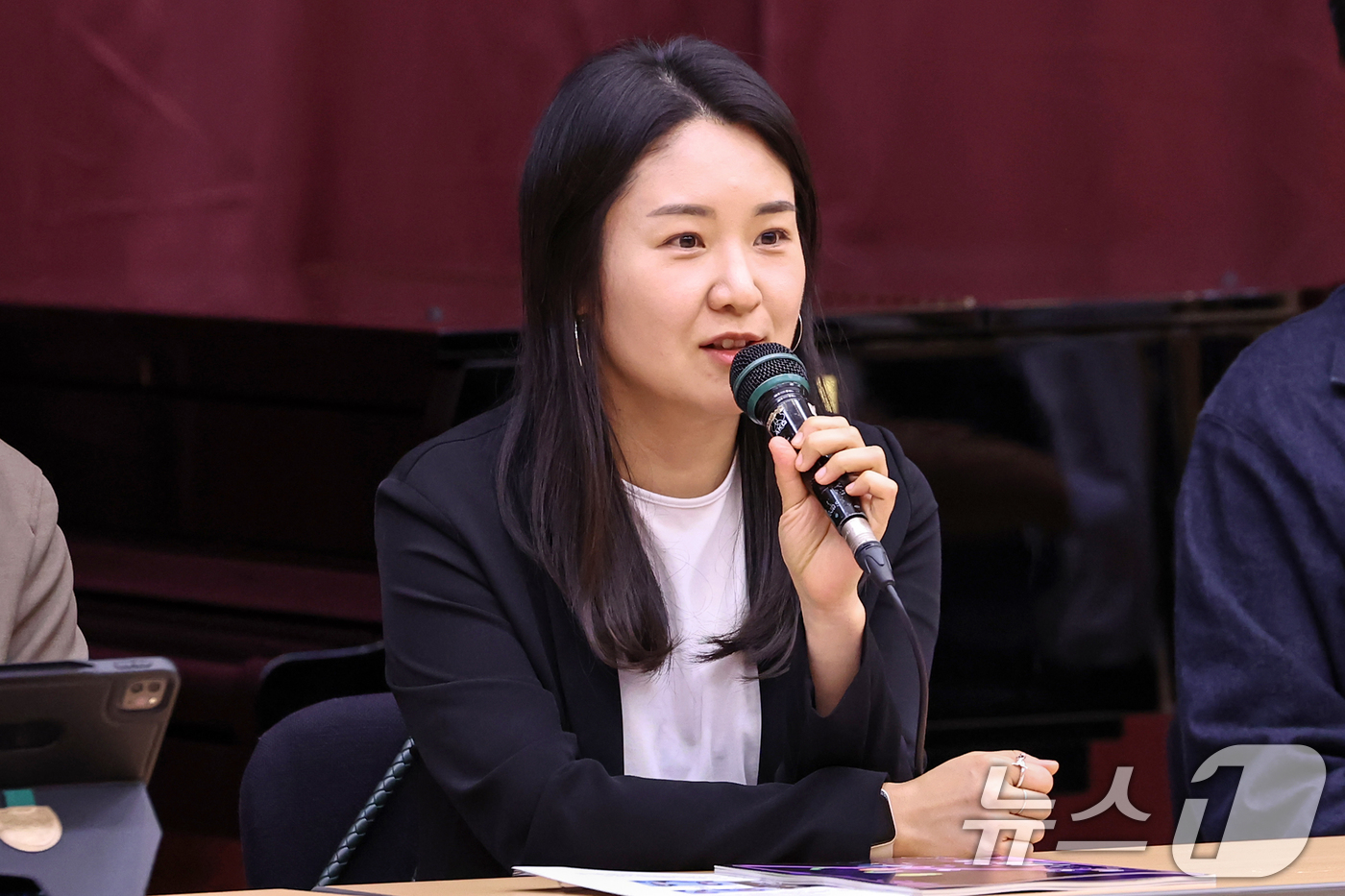 (서울=뉴스1) 민경석 기자 = 박혜림 극작가가 15일 오후 서울 종로구 세종문화회관에서 열린 뮤지컬 '더 퍼스트 그레잇 쇼' 라운드테이블 인터뷰에서 발언을 하고 있다.오는 29일 …