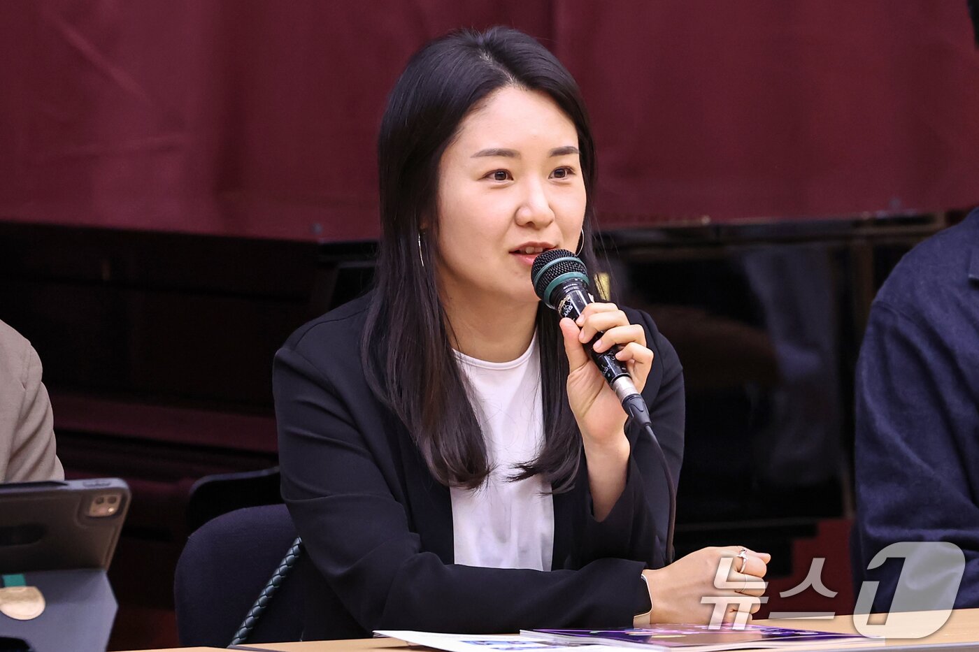 본문 이미지 - 박혜림 극작가가 15일 오후 서울 종로구 세종문화회관에서 열린 뮤지컬 '더 퍼스트 그레잇 쇼' 라운드테이블 인터뷰에서 발언을 하고 있다.  2025.5.15/뉴스1 ⓒ News1 민경석 기자