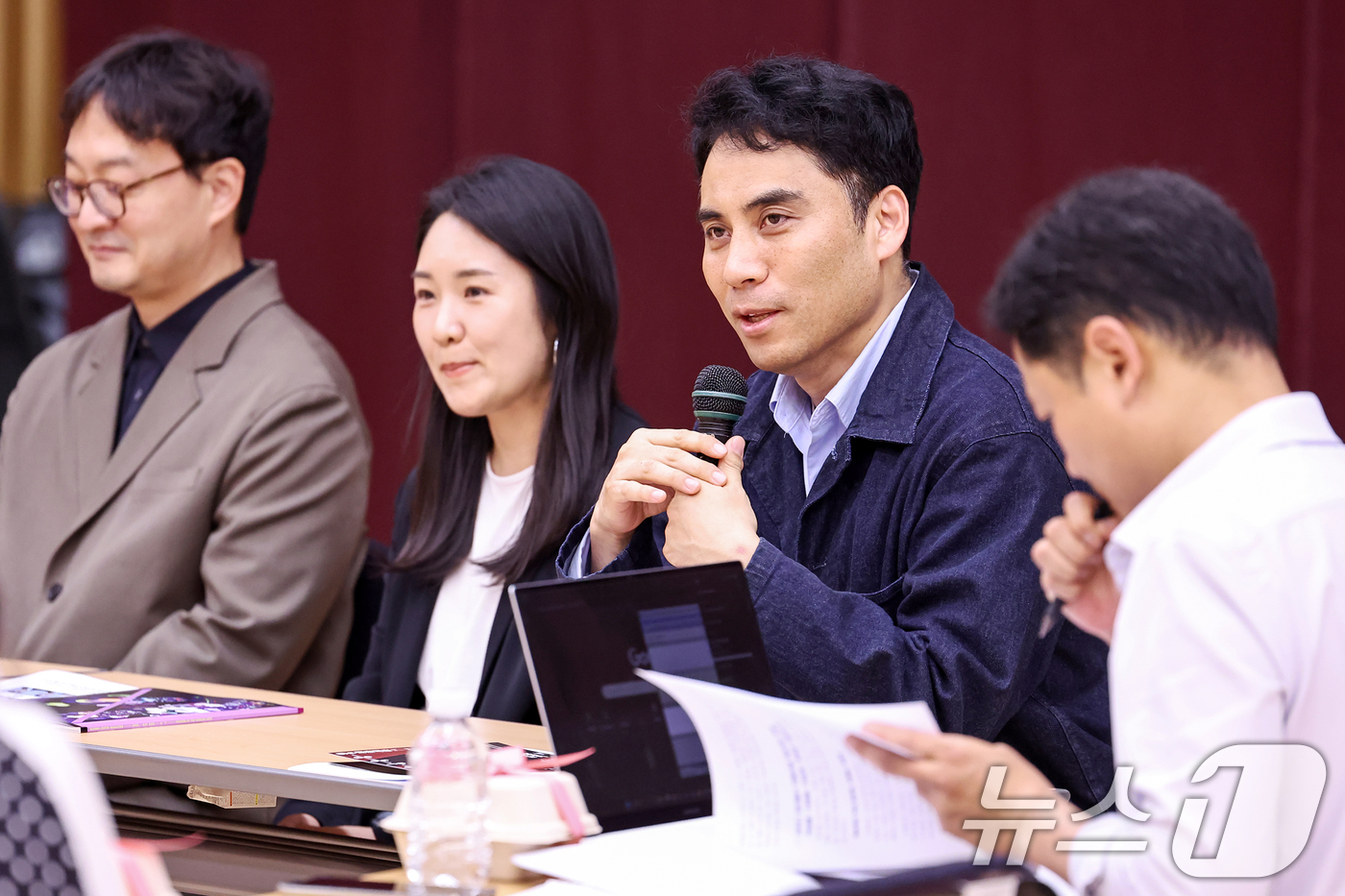 (서울=뉴스1) 민경석 기자 = 김동연 연출이 15일 오후 서울 종로구 세종문화회관에서 열린 뮤지컬 '더 퍼스트 그레잇 쇼' 라운드테이블 인터뷰에서 발언을 하고 있다.오는 29일부 …