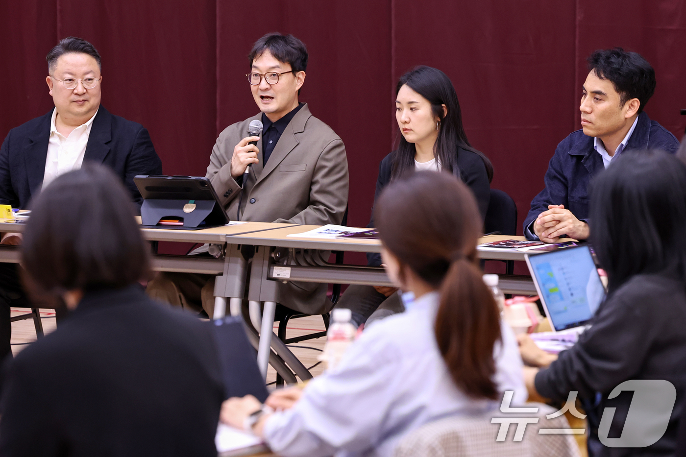 (서울=뉴스1) 민경석 기자 = 최종윤 작곡가가 15일 오후 서울 종로구 세종문화회관에서 열린 뮤지컬 '더 퍼스트 그레잇 쇼' 라운드테이블 인터뷰에서 발언을 하고 있다.왼쪽부터 김 …