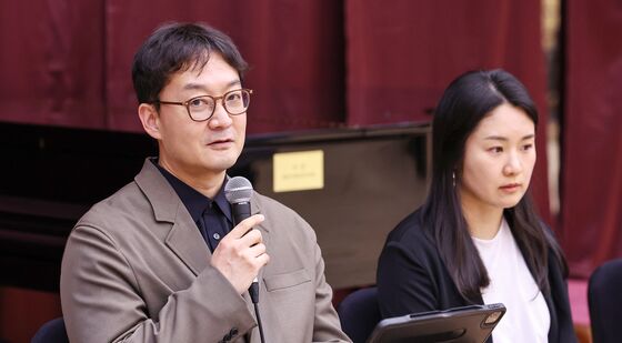 인터뷰 하는 최종윤 작곡가