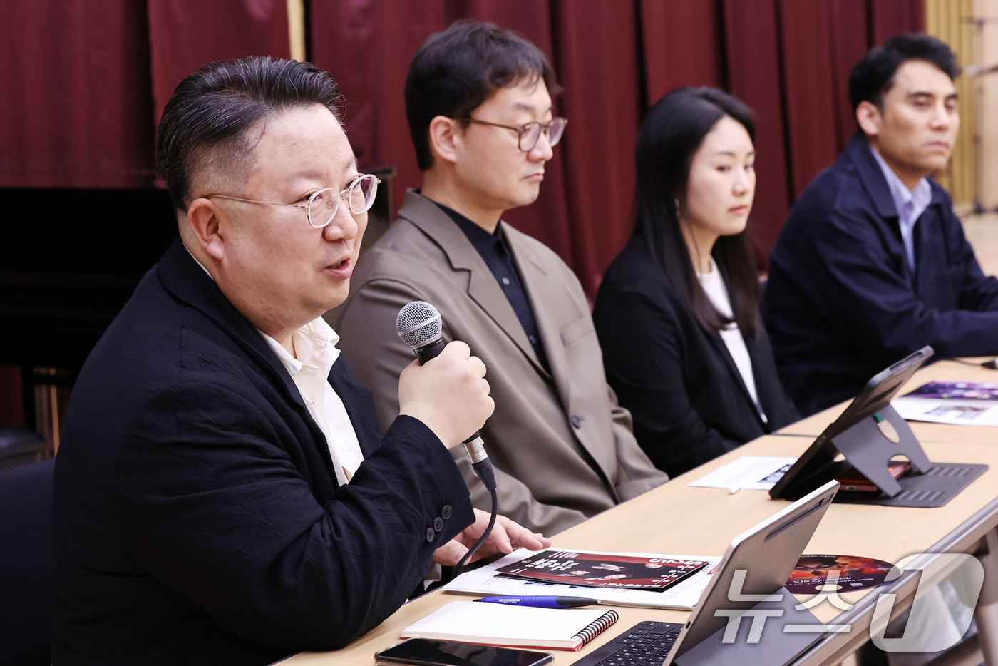 (서울=뉴스1) 민경석 기자 = 김덕희 서울시뮤지컬단 단장이 15일 오후 서울 종로구 세종문화회관에서 열린 뮤지컬 '더 퍼스트 그레잇 쇼' 라운드테이블 인터뷰에서 발언을 하고 있다 …