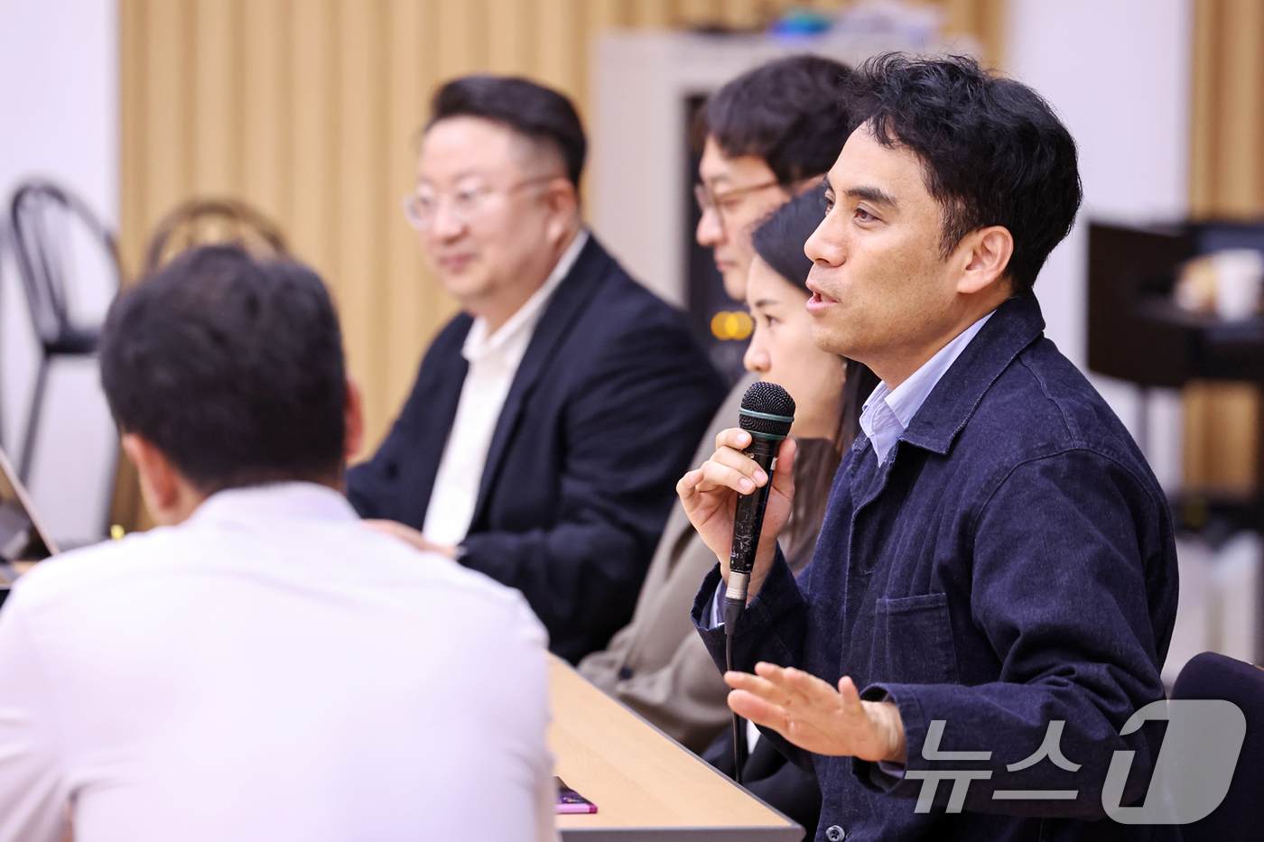 (서울=뉴스1) 민경석 기자 = 김동연 연출이 15일 오후 서울 종로구 세종문화회관에서 열린 뮤지컬 '더 퍼스트 그레잇 쇼' 라운드테이블 인터뷰에서 발언을 하고 있다.오는 29일부 …