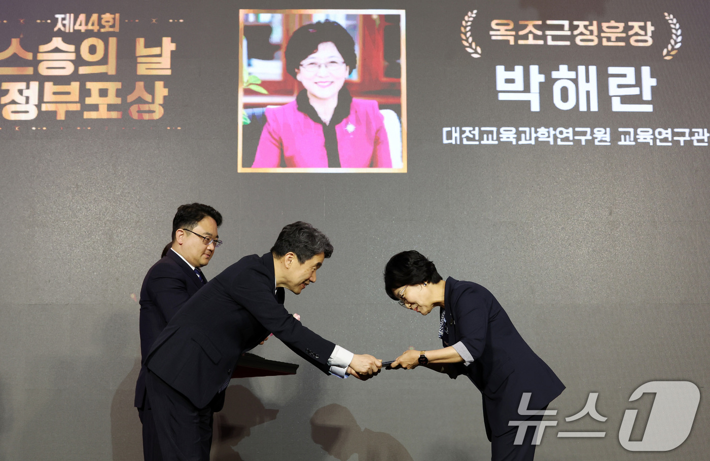 (서울=뉴스1) 임세영 기자 = 이주호 대통령 권한대행 부총리 겸 교육부 장관이 15일 서울 여의도 FKI 타워에서 열린 제44회 스승의날 기념식에서 박해란 대전교육과학연구원 교육 …
