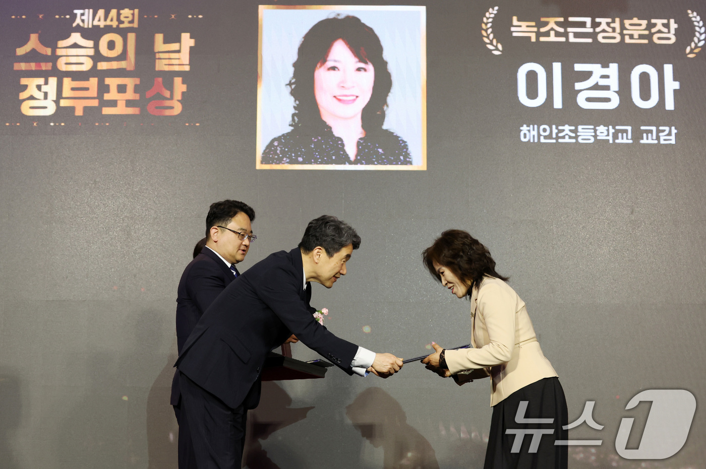 (서울=뉴스1) 임세영 기자 = 이주호 대통령 권한대행 부총리 겸 교육부 장관이 15일 서울 여의도 FKI 타워에서 열린 제44회 스승의날 기념식에서 이경아 해안초등학교 교감에게 …