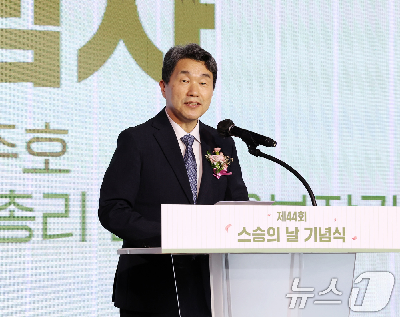 (서울=뉴스1) 임세영 기자 = 이주호 대통령 권한대행 부총리 겸 교육부 장관이 15일 서울 여의도 FKI 타워에서 열린 제44회 스승의날 기념식에서 기념사를 하고 있다. (교육부 …