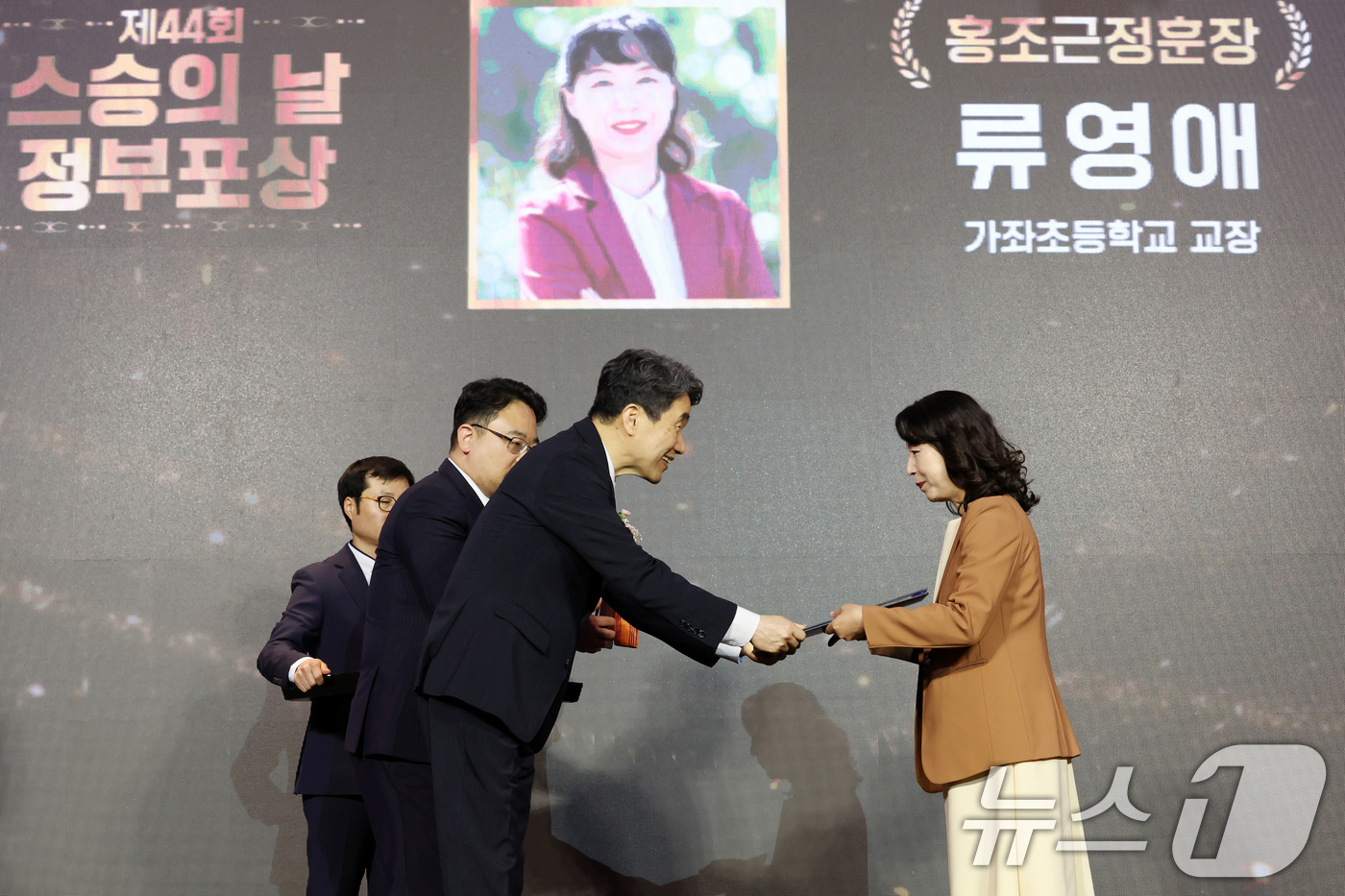 (서울=뉴스1) 임세영 기자 = 이주호 대통령 권한대행 부총리 겸 교육부 장관이 15일 서울 여의도 FKI 타워에서 열린 제44회 스승의날 기념식에서 류영애 가좌초등학교 교장에게 …