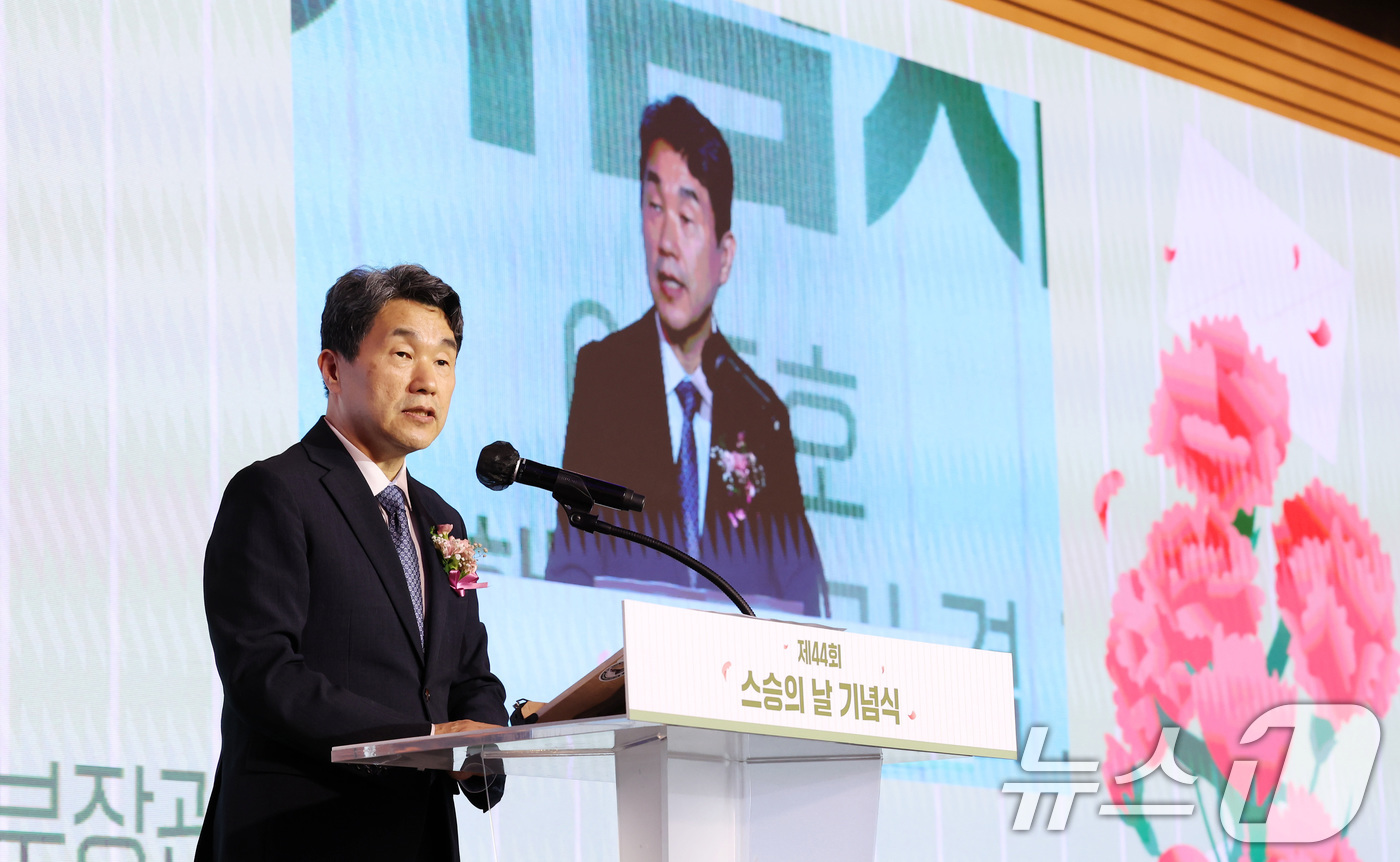 (서울=뉴스1) 임세영 기자 = 이주호 대통령 권한대행 부총리 겸 교육부 장관이 15일 서울 여의도 FKI 타워에서 열린 제44회 스승의날 기념식에서 기념사를 하고 있다. (교육부 …