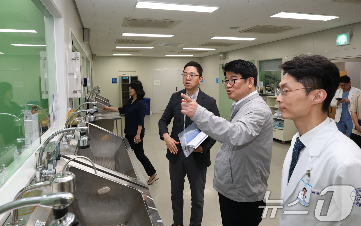 (서울=뉴스1) = 권재한 농촌진흥청장이 15일 경남 진주시 경상국립대학교 부속 동물병원을 방문해 반려동물 의료분야 연구 시설을 살펴보고 있다. (농촌진흥청 제공. 재판매 및 DB …