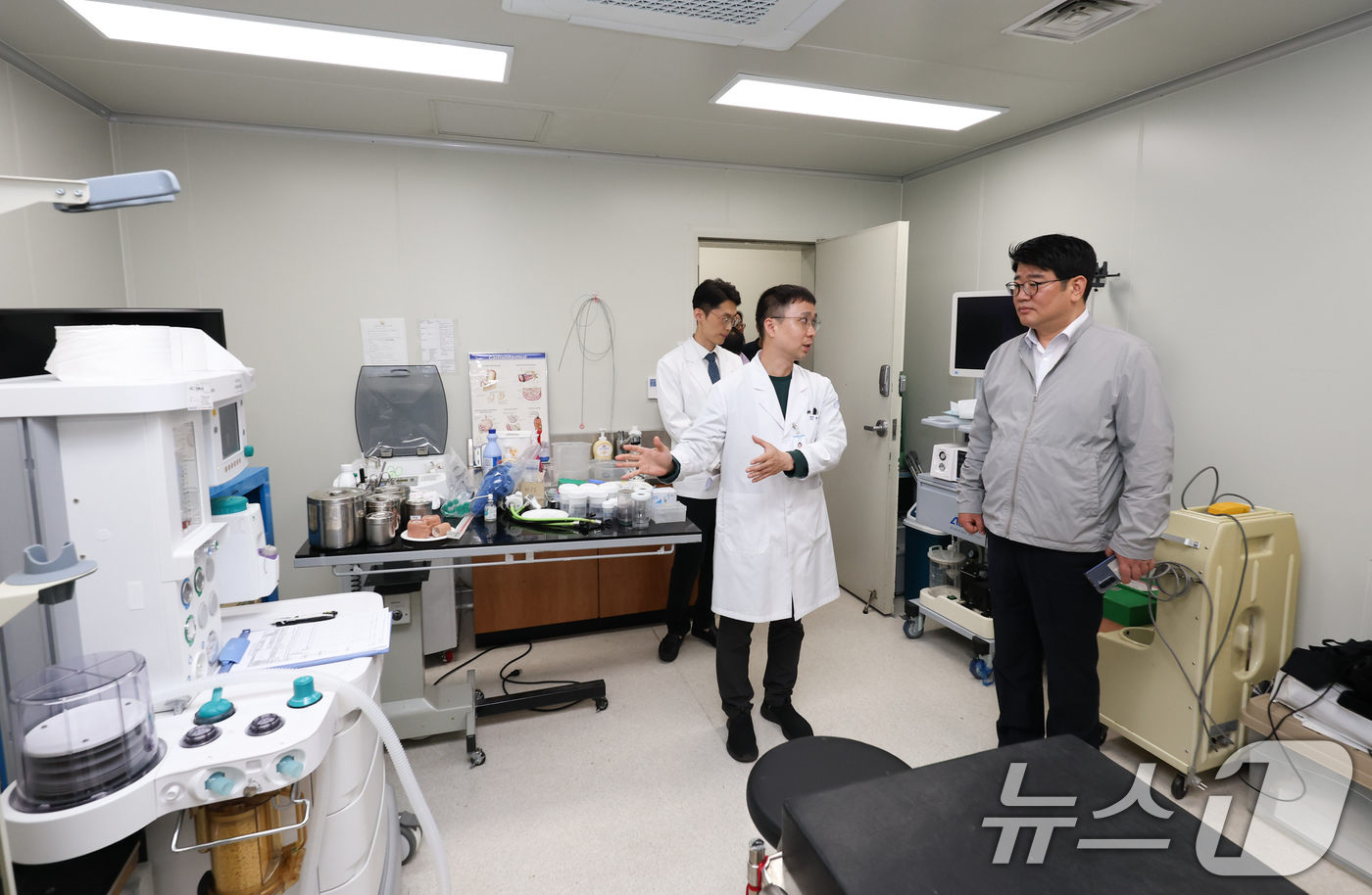 (서울=뉴스1) = 권재한 농촌진흥청장이 15일 경남 진주시 경상국립대학교 부속 동물병원을 방문해 반려동물 의료분야 연구 시설을 살펴보고 있다. (농촌진흥청 제공. 재판매 및 DB …