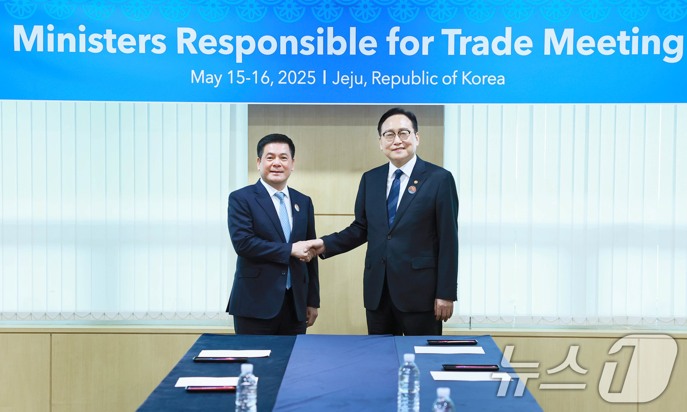 (서울=뉴스1) = 정인교 산업통상자원부 통상교섭본부장이 15일 제주 서귀포시 제주국제컨벤션센터에서 열린 '2025 APEC 통상장관회의'에 참석해 응우옌 홍 지엔 베트남 산업무역 …