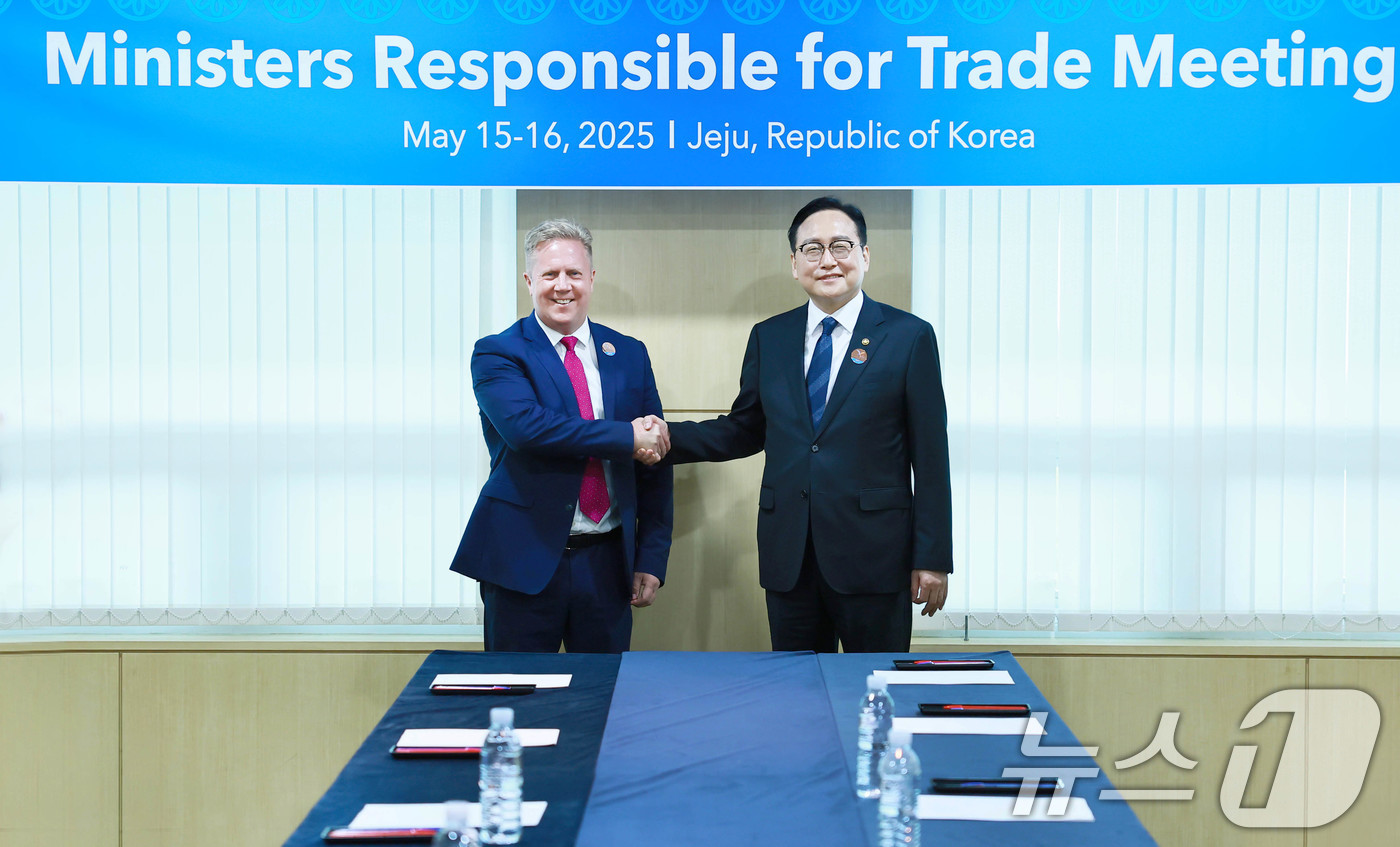 (서울=뉴스1) = 정인교 산업통상자원부 통상교섭본부장이 15일 제주 서귀포시 제주국제컨벤션센터에서 열린 '2025 APEC 통상장관회의'에 참석해 토드 맥클레이 뉴질랜드 외교통상 …