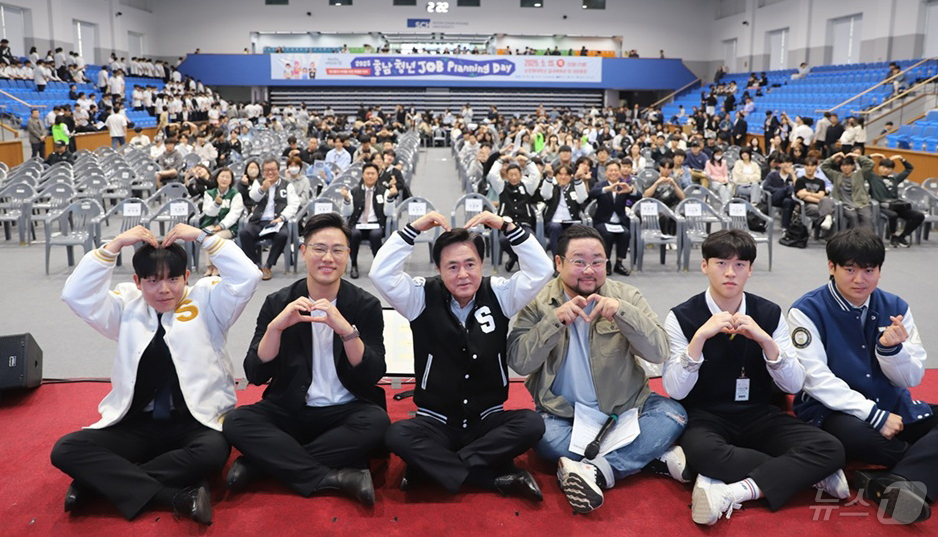 (대전=뉴스1) 이동원 기자 = 김태흠 충청남도지사가 15일 충청남도 아산시 순천향대학교 실내체육관에서 개최한 ‘2025년 충남 청년 Job Planning Day’ 행사에서 지역 …