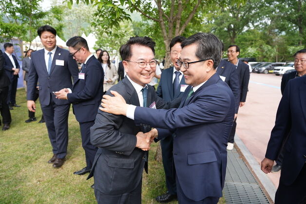 육동한 시장, 경기체육대회서 김동연 지사 만나…'기재부 출신 인연'