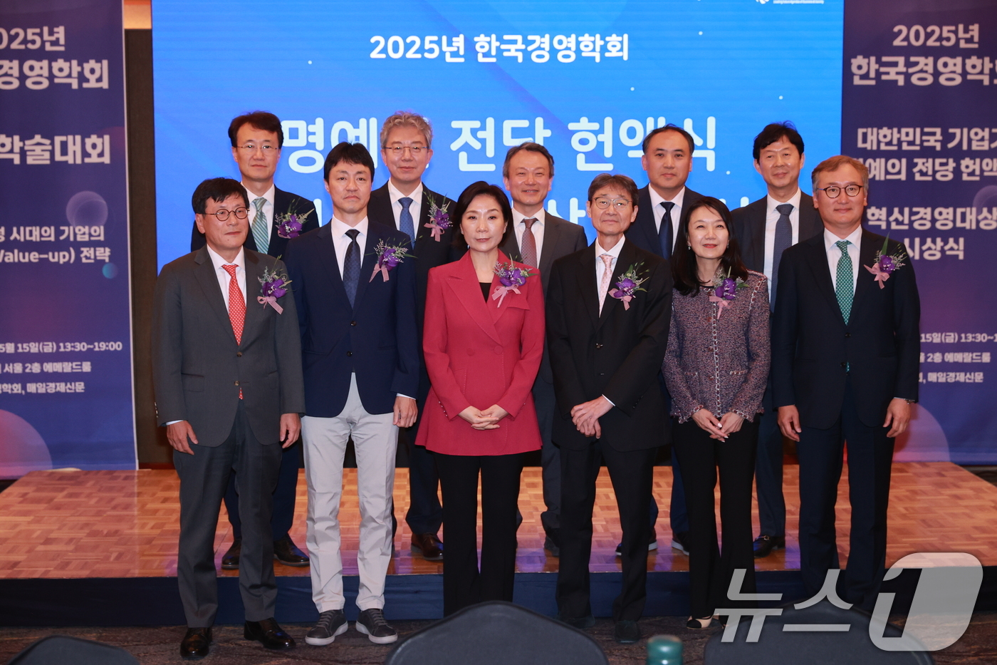 (서울=뉴스1) = 오영주 중소벤처기업부 장관이 서울 중구 롯데호텔에서 열린 '2025년도 한국경영학회 춘계학술대회'에서 참석자들과 기념 촬영을 하고 있다. (중소벤처기업부 제공. …