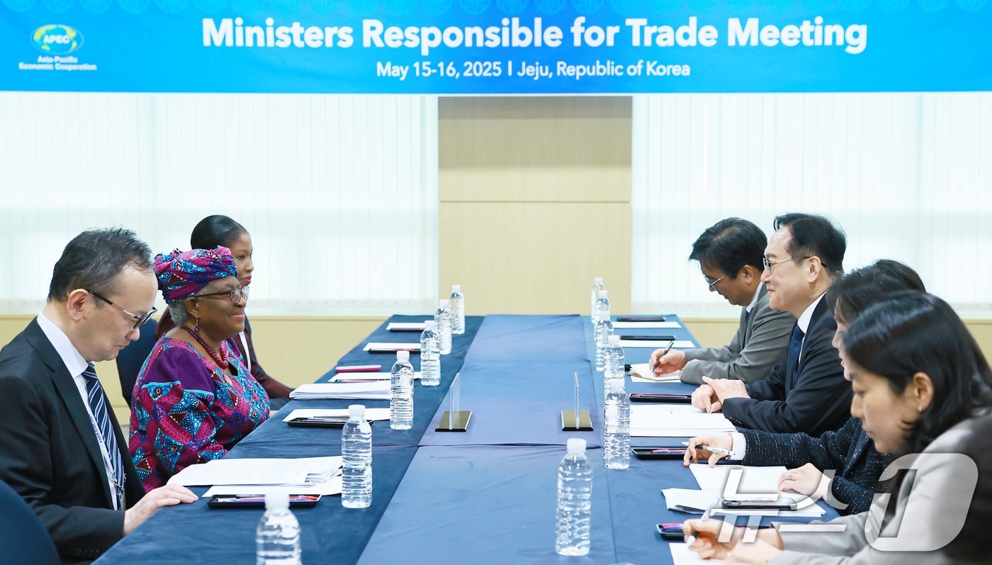 (서울=뉴스1) = 정인교 산업통상자원부 통상교섭본부장이 15일 제주 서귀포시 제주국제컨벤션센터에서 열린 '2025 APEC 통상장관회의'에 참석해 응고지 오콘조-이웰라 WTO사무 …