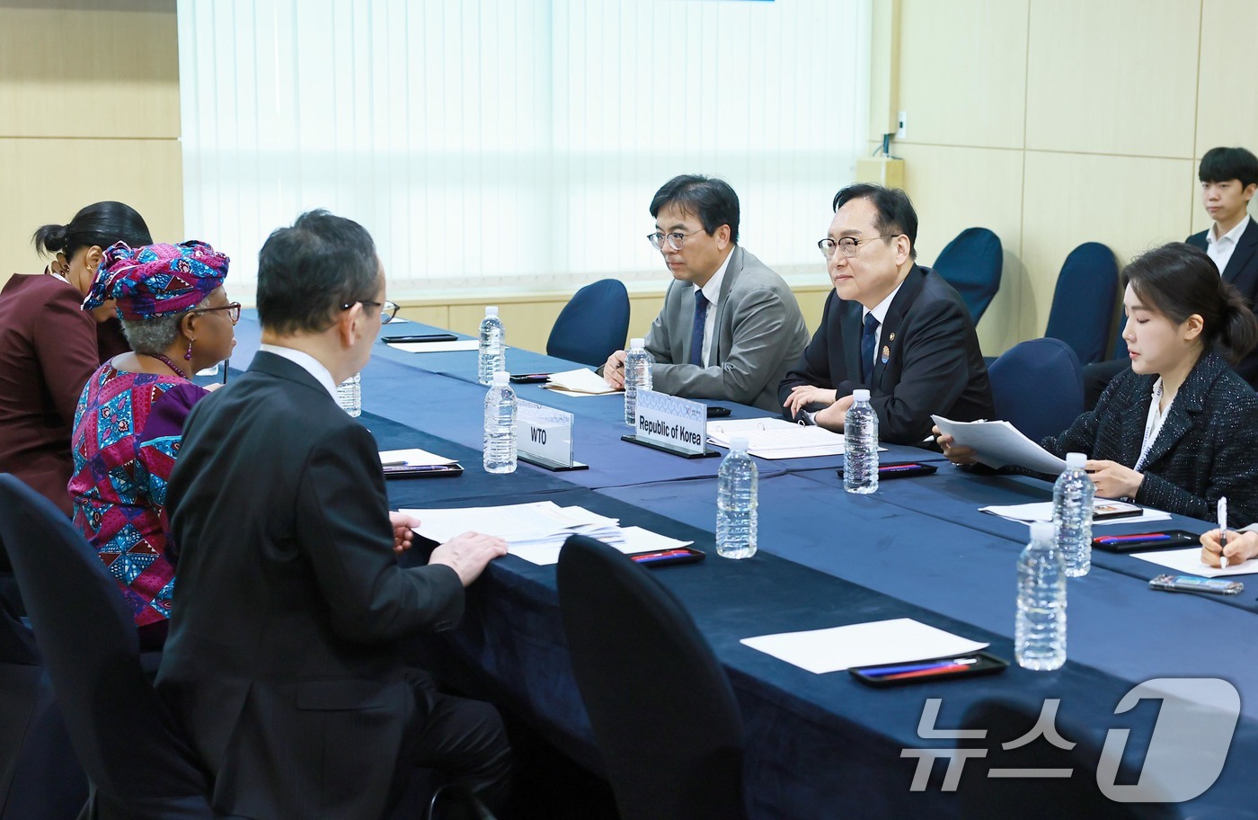 (서울=뉴스1) = 정인교 산업통상자원부 통상교섭본부장이 15일 제주 서귀포시 제주국제컨벤션센터에서 열린 '2025 APEC 통상장관회의'에 참석해 응고지 오콘조-이웰라 WTO사무 …