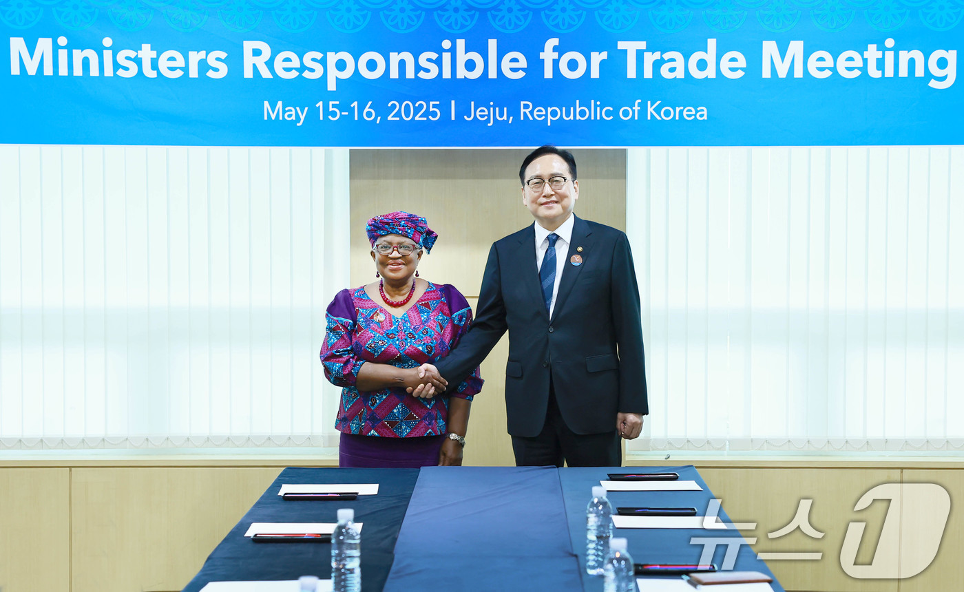 (서울=뉴스1) = 정인교 산업통상자원부 통상교섭본부장이 15일 제주 서귀포시 제주국제컨벤션센터에서 열린 '2025 APEC 통상장관회의'에 참석해 응고지 오콘조-이웰라 WTO사무 …