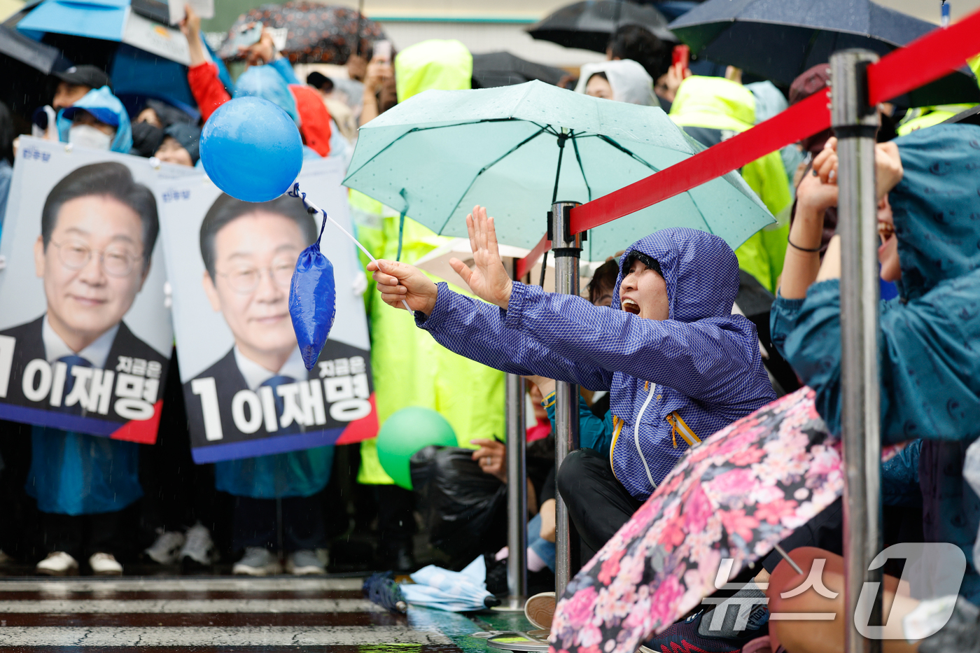 (순천=뉴스1) 안은나 기자 = 이재명 더불어민주당 대통령 후보가 '이순신 호국 벨트' 유세차 전남 순천시 연향동 패션의 거리를 찾은 15일 오후 시민들이 빗속 유세를 듣고 있다. …