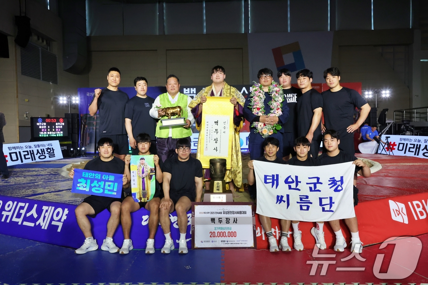 (서울=뉴스1) = 15일 대전광역시 유성구 국립한밭대학교 체육관에서 열린 '위더스제약 2025 민속씨름 유성온천장사씨름대회'에서 백두장사에 등극한 최성민(태안군청)이 곽현동 감독 …